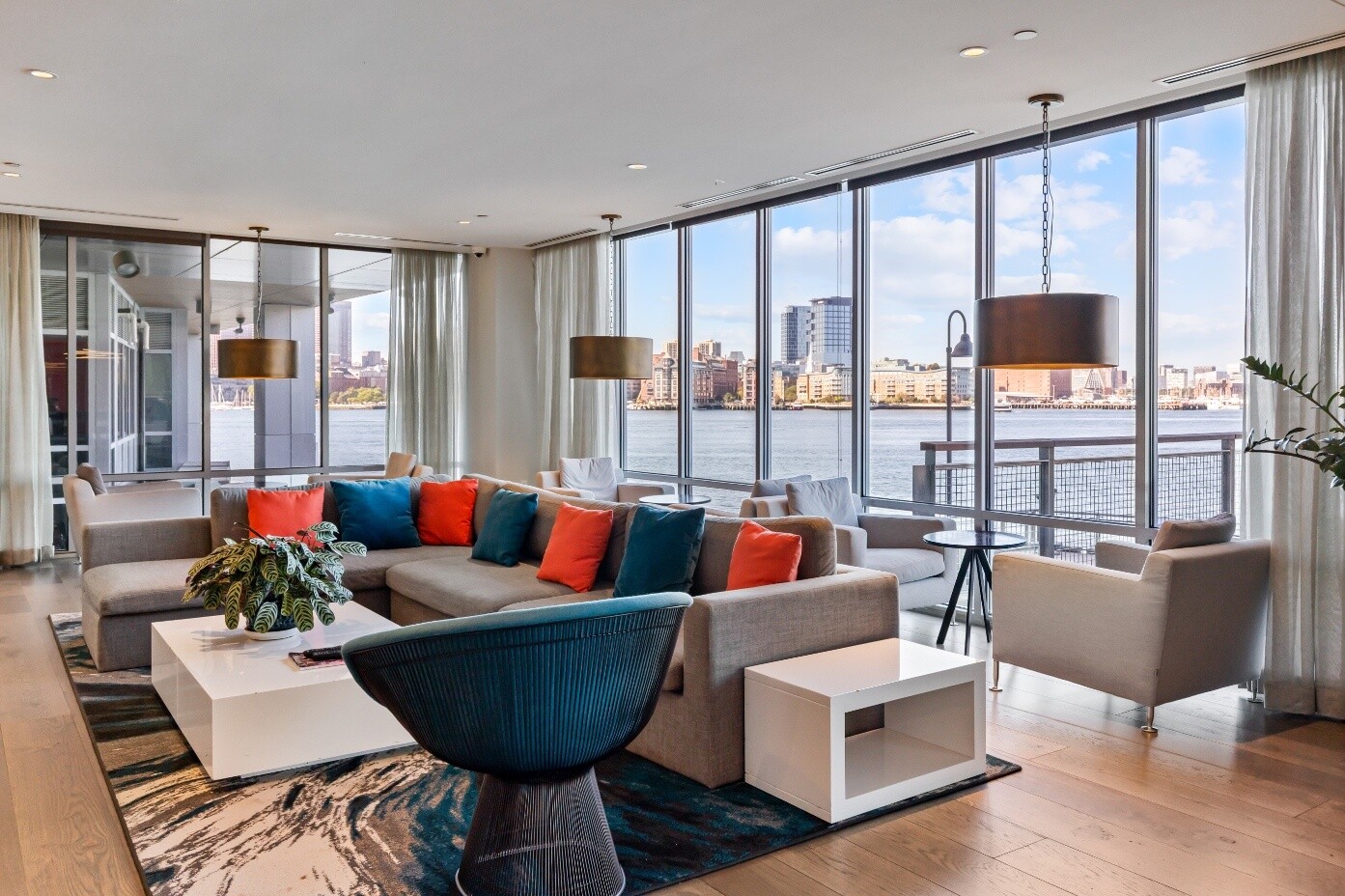 Clippership Int Amenities Loungewithwaterfrontviewsfloortocielingwindows September2025